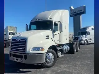 2017 MACK CXU613