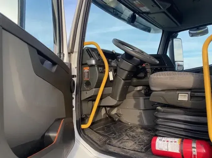 2023 Volvo VNR64T400