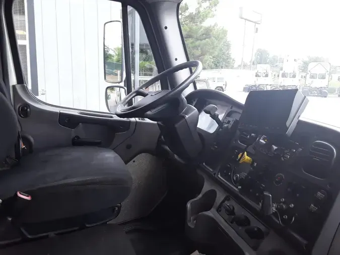 2018 FREIGHTLINER M2 106
