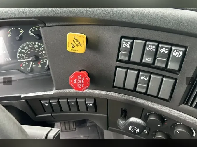 2025 VOLVO VNL64T760