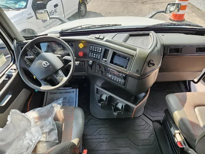 2022 VOLVO VNL64T740