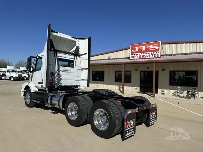 2017 VOLVO VNM64T200