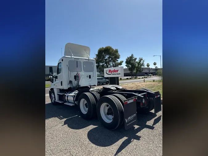 2015 FREIGHTLINER/MERCEDES CASCADIA 125