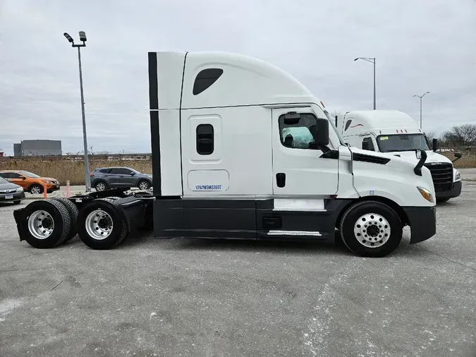 2021 FREIGHTLINER Cascadia 126