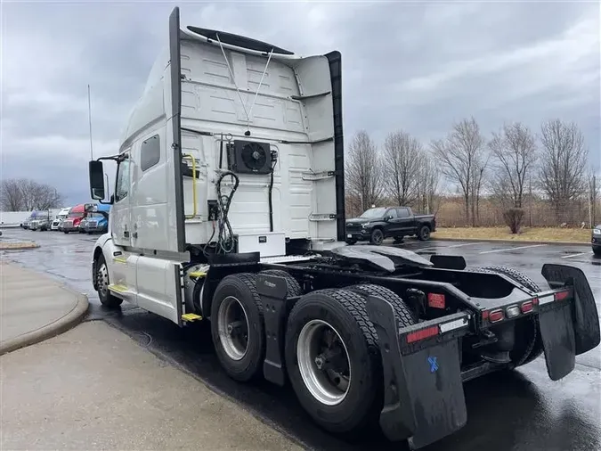 2021 VOLVO VNL740
