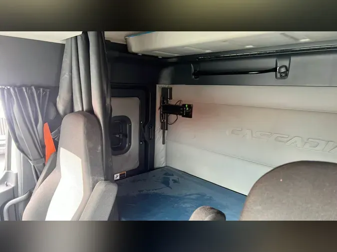 2020 Freightliner Cascadia 126