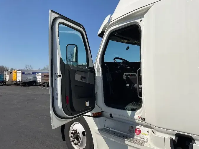 2020 Freightliner T12664ST