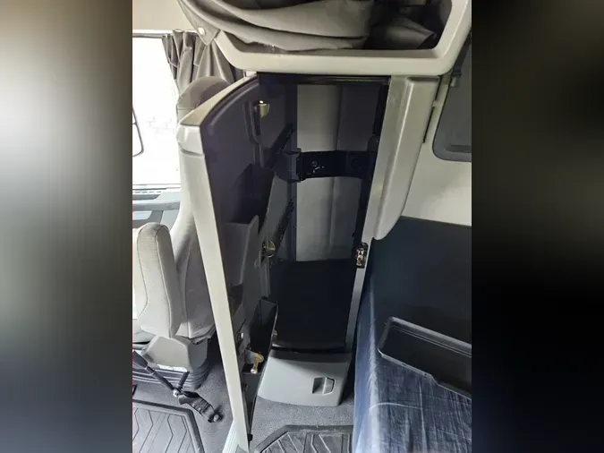 2021 VOLVO VNL64T760