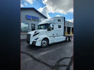 2025 VOLVO VNL64T760