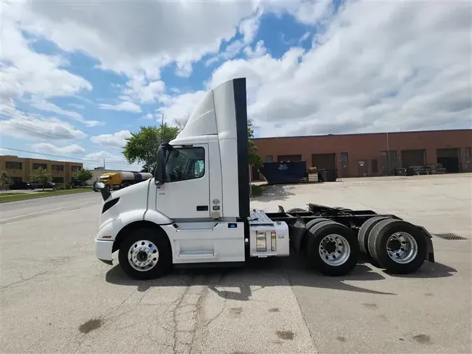 2019 VOLVO VNR300