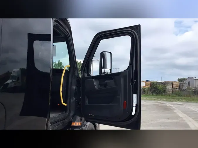 2023 Freightliner Cascadia 126