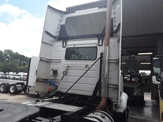 2019 VOLVO VNR42T 300