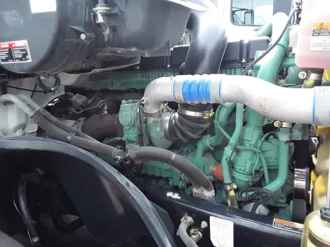 2020 VOLVO VNL64T-300