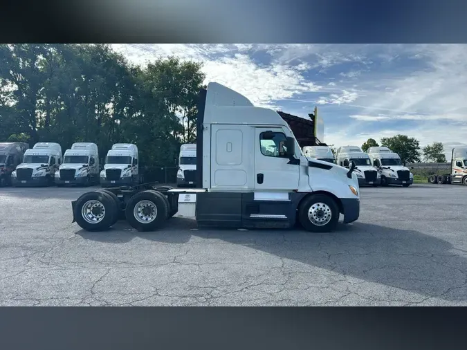 2021 Freightliner Cascadia 126