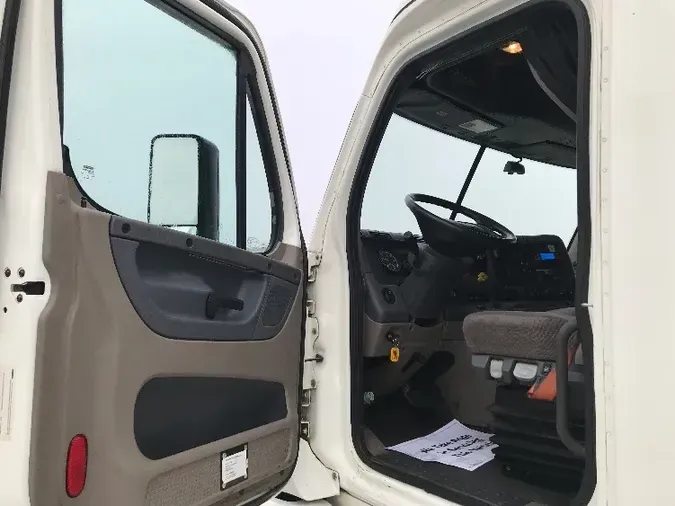 2019 Freightliner X12564ST