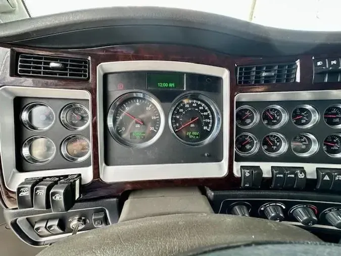2022 Kenworth W900L