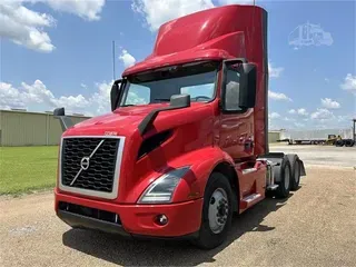 2020 VOLVO VNR64T300