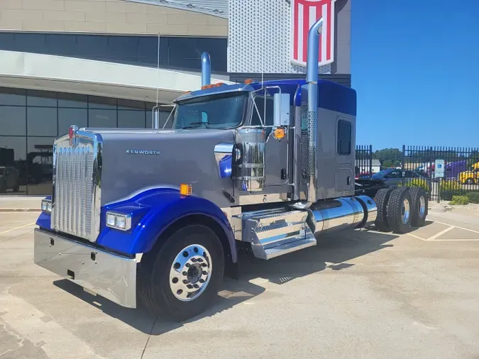 2025 Kenworth W900L