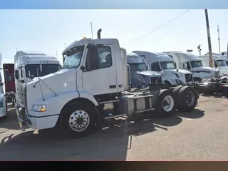 2014 VOLVO VNM64T200