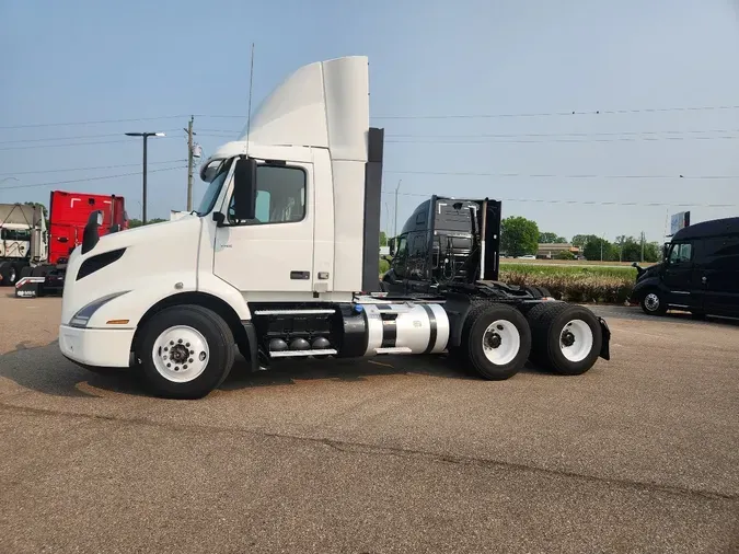 2020 VOLVO VNR64T300