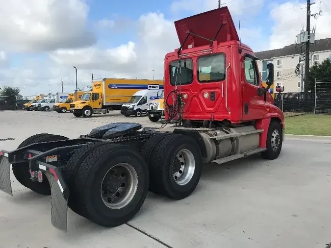 2016 Freightliner X12564ST