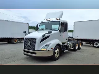 2019 VOLVO VNL64T-300