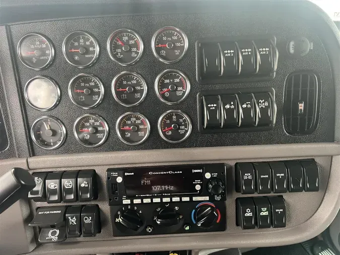 2023 Peterbilt 389