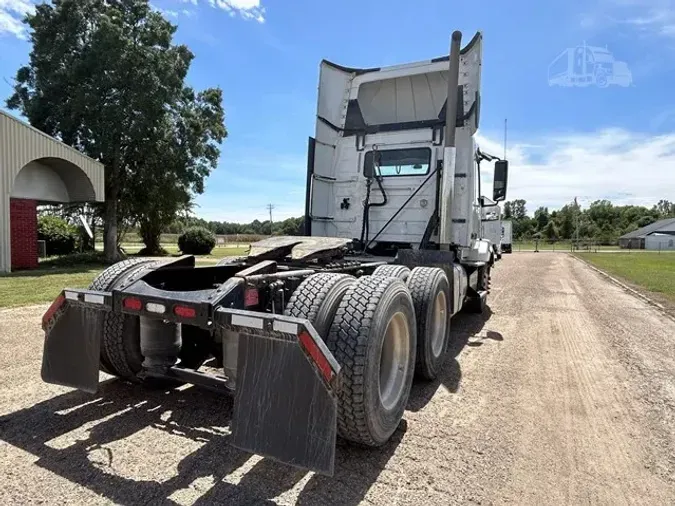 2017 VOLVO VNL64T300