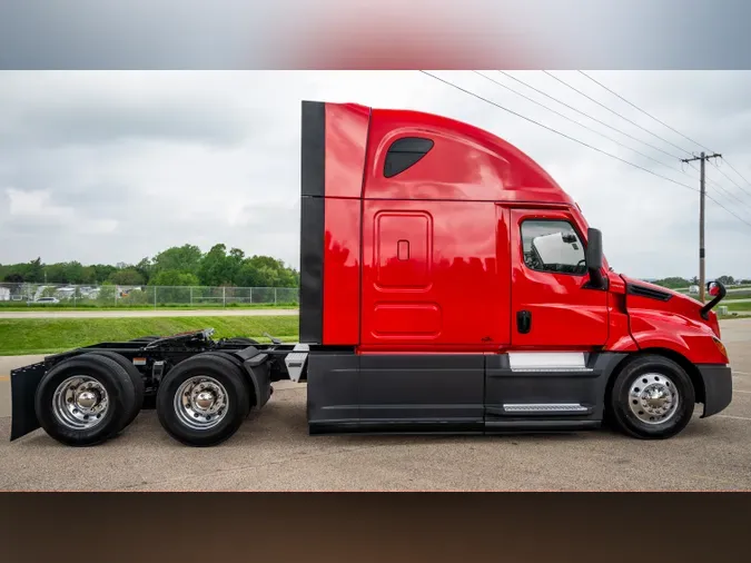 2021 FREIGHTLINER Cascadia 126