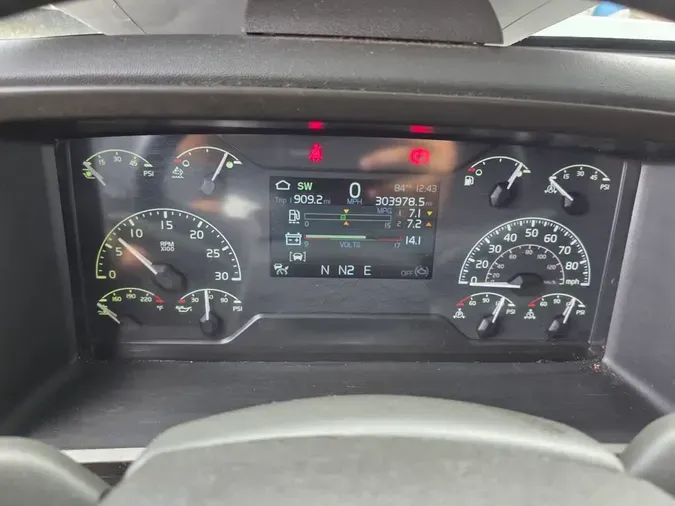 2020 VOLVO VNR64T-640