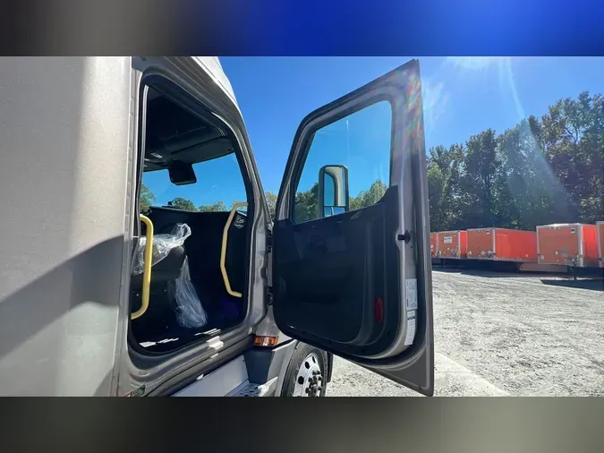 2023 Freightliner Cascadia 126