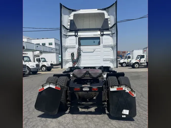 2017 VOLVO VNL42T 300