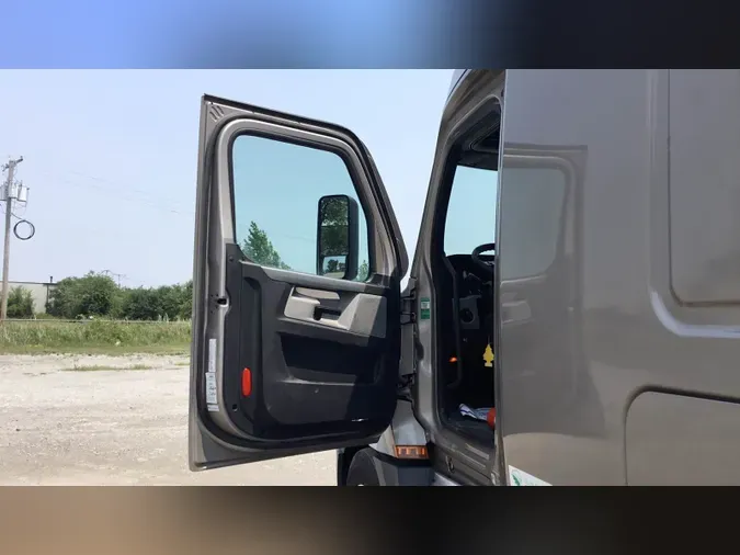 2021 Freightliner Cascadia 126