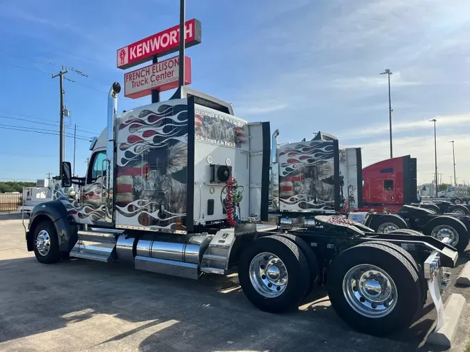 2023 Kenworth W990
