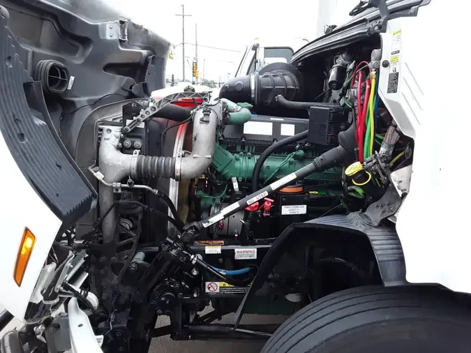 2020 VOLVO VNR64T-640