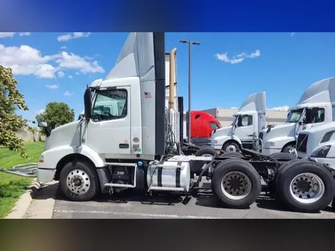 2016 Volvo VNM64T