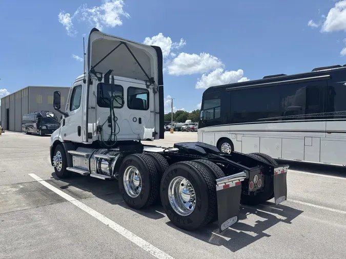 2021 Freightliner Cascadia 1163ca947a73ce268d2a1537fdea06f5191