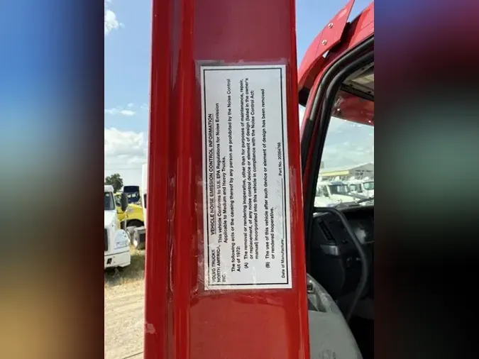 2021 VOLVO VNR64T300