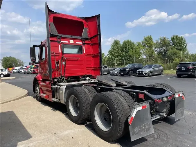 2020 VOLVO VNR300