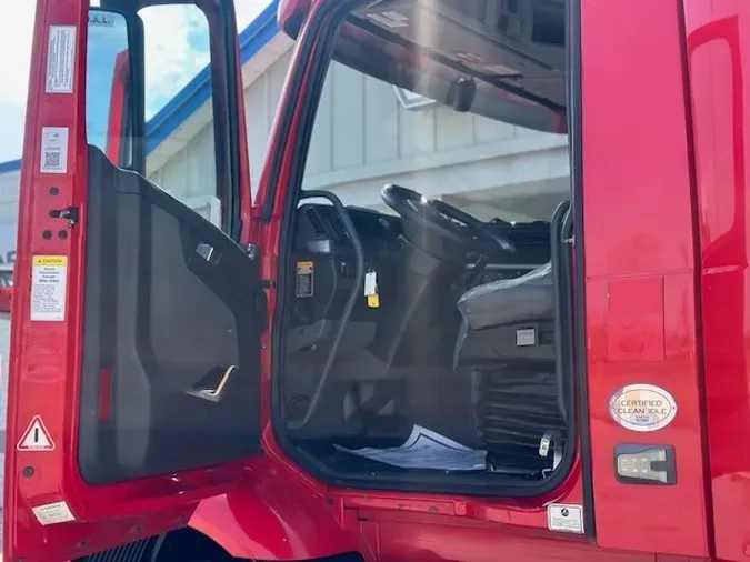 2020 VOLVO VNR64T300