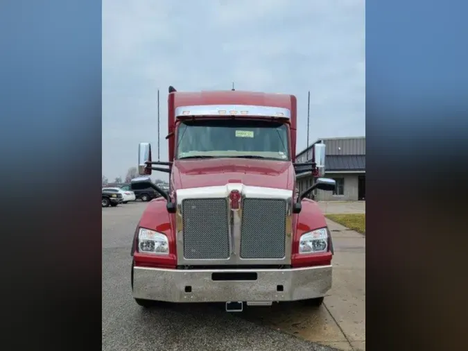 2023 Kenworth T880