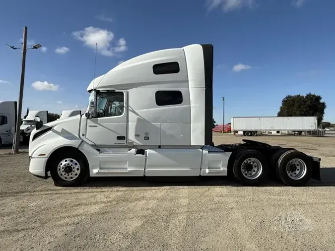 2022 VOLVO VNL64T760