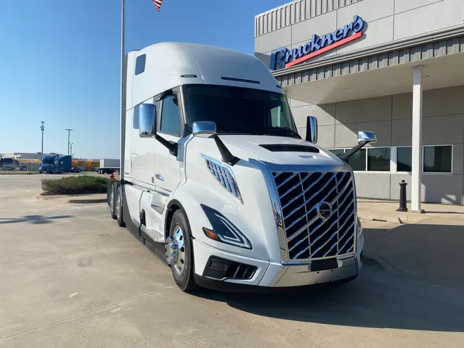 2025 VOLVO VNL64T860