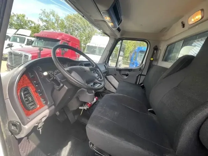 2018 FREIGHTLINER M2 106