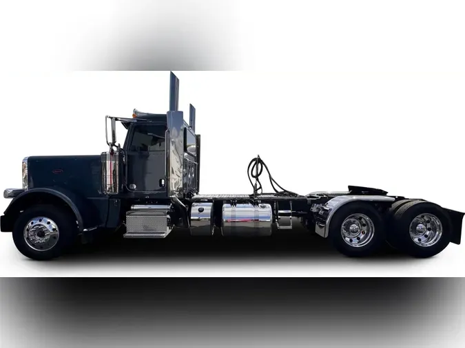 2023 Peterbilt 389