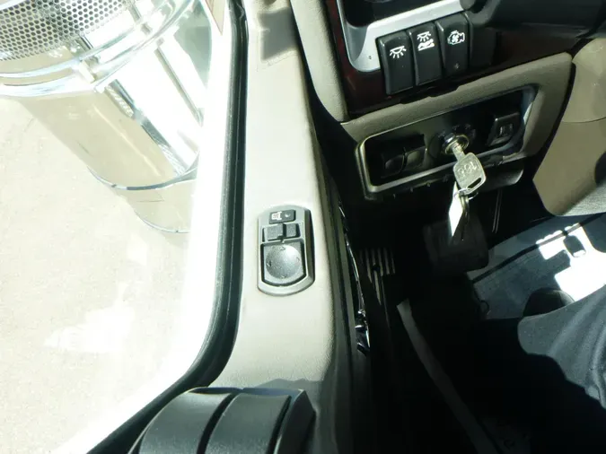 2023 Kenworth W900