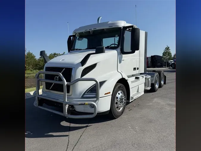 2023 VOLVO VNR64T300