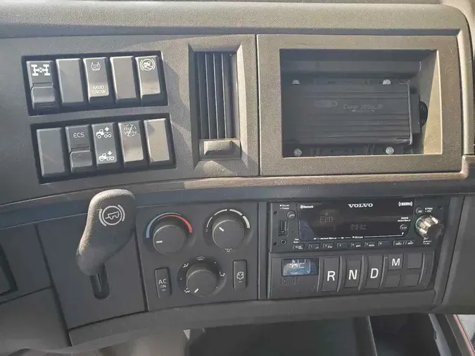 2022 VOLVO VNL64T740