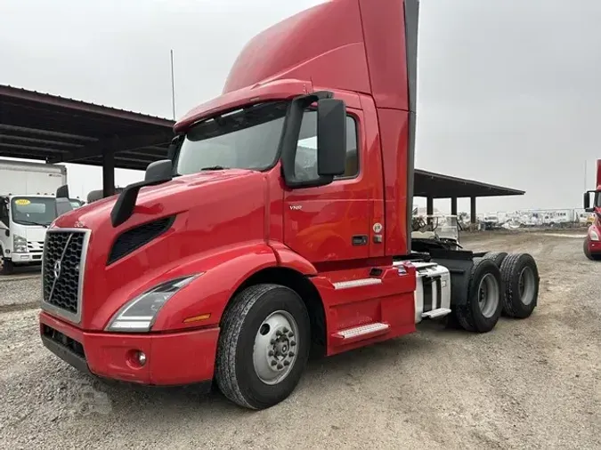 2020 VOLVO VNR64T300