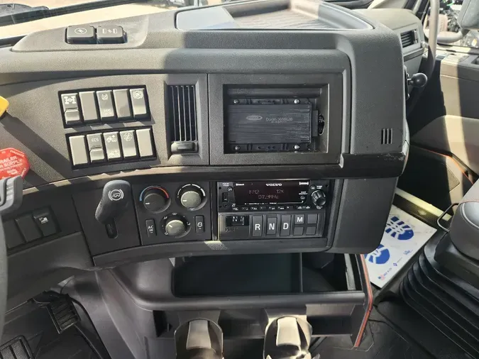 2022 VOLVO VNL64T740